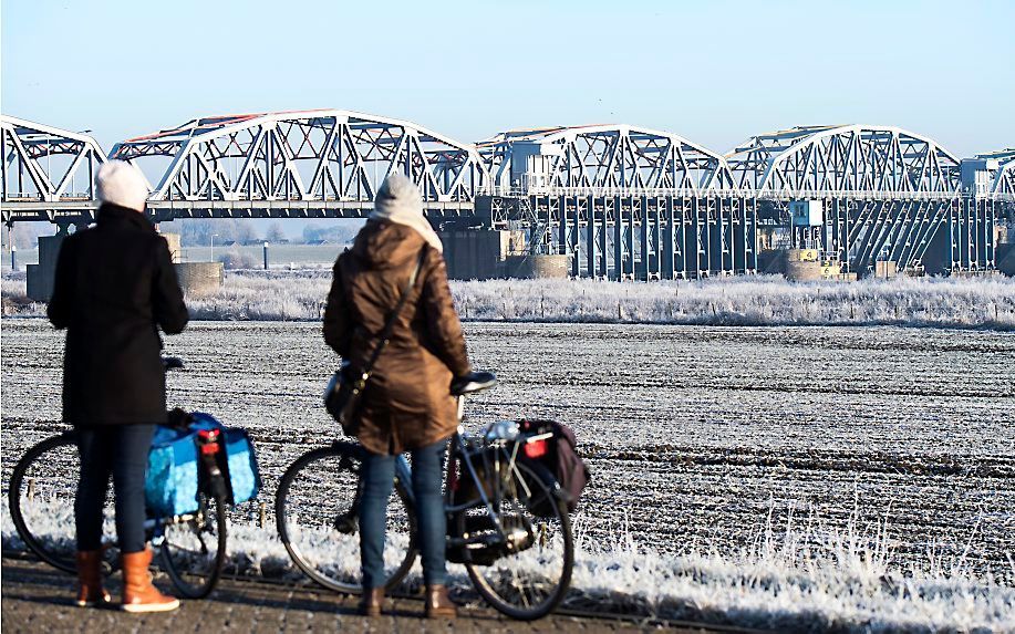 De Thompsonbrug bij Grave. De stuw bij de brug is beschadigd na een aanvaring door een binnenvaartschip in dichte mist. beeld ANP