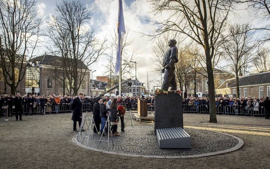 Koning Willem-Alexander begeleidde donderdagd de eerste kranslegging tijdens de 75e herdenking van de Februaristaking in Amsterdam. beeld ANP