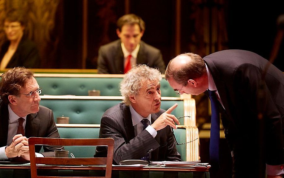 ChristenUnie-senator Roel Kuiper (r) in gesprek met senator Roger van Boxtel (D66) tijdens het debat in de Eerste Kamer over de woningmarkt.  beeld ANP