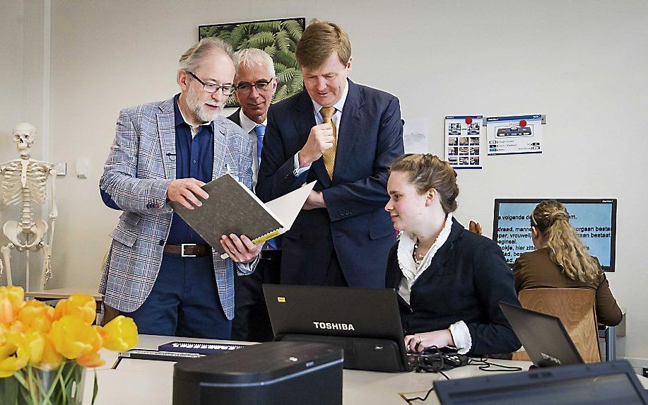 Koning Willem-Alexander bekijkt een ICT-lokaal tijdens de opening van het nieuwe schoolgebouw Bartiméus. beeld ANP