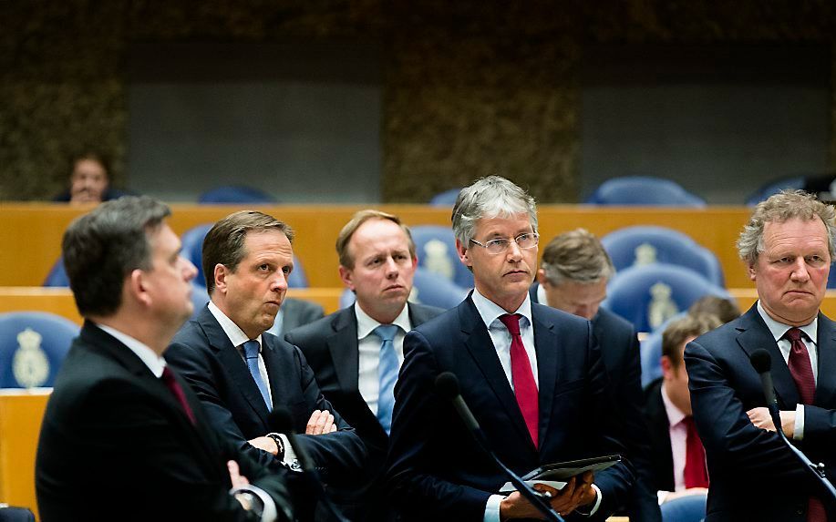 Fractieleiders aan de interruptiemicrofoon, in het bed-bad-brood-debat in de Tweede Kamer, beeld ANP.