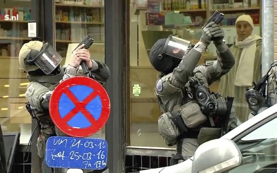 Zwaarbewapende agenten voeren een inval uit in Molenbeek bij Brussel. beeld EPA