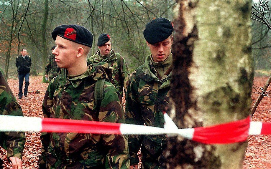 MAARN – Mariniers zoeken in januari 1999 naar de vermiste Sybine Jansons uit Maarn. Het meisje wordt vijf weken later gevonden. De moordenaar blijkt de beruchte zedenmisdadiger Martin C. Foto ANP