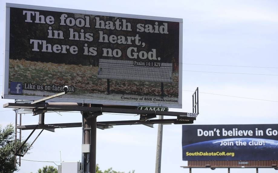 De macht van de lobby van godloochenaars in de VS mag niet onder­schat worden. Ondernemer Todd Stiefel uit North Carolina steekt jaarlijks 3,5 miljoen dollar in de financiering van reusachtige billboards waarop reclame wordt gemaakt voor het atheïsme. Bee