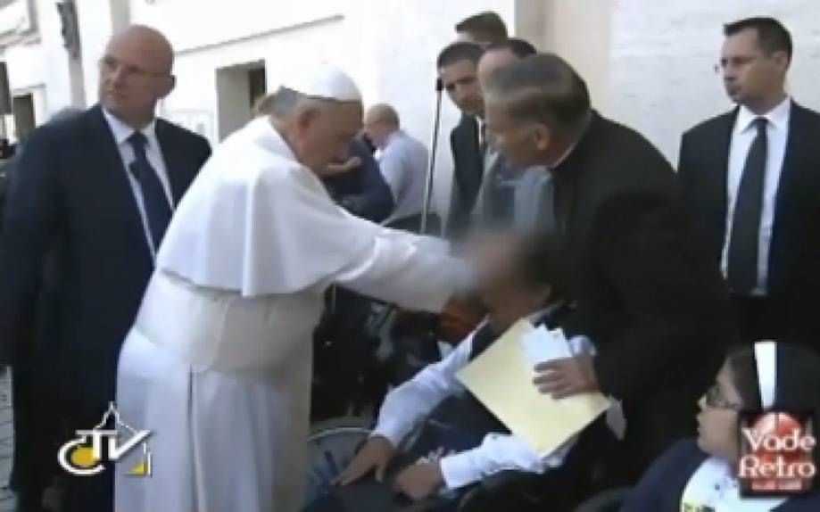 In mei 2013 werd beweerd dat paus Franciscus een duiveluitdrijving verrichtte tijdens een mis op het Sint-Pietersplein in Rome. beeld Tv2000