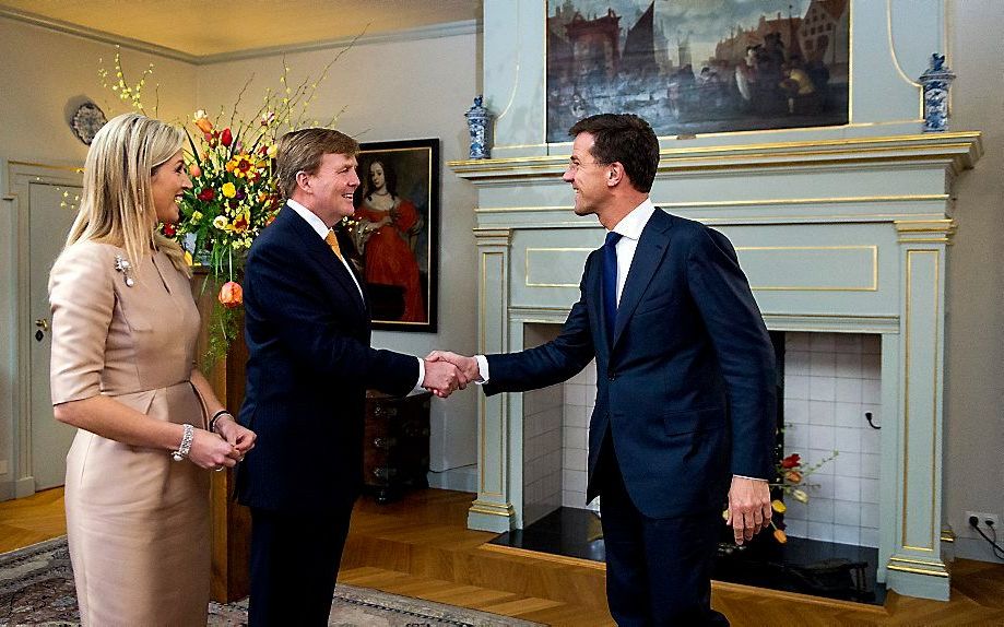 Premier Rutte en het koninklijk paar. Beeld ANP