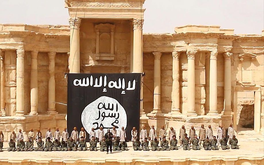 De extremisten van Islamitische Staat (IS) hebben zaterdag beelden verspreid van een executie van tussen de twintig en dertig Syrische militairen in Palmyra, melde de BBC.  beeld AFP