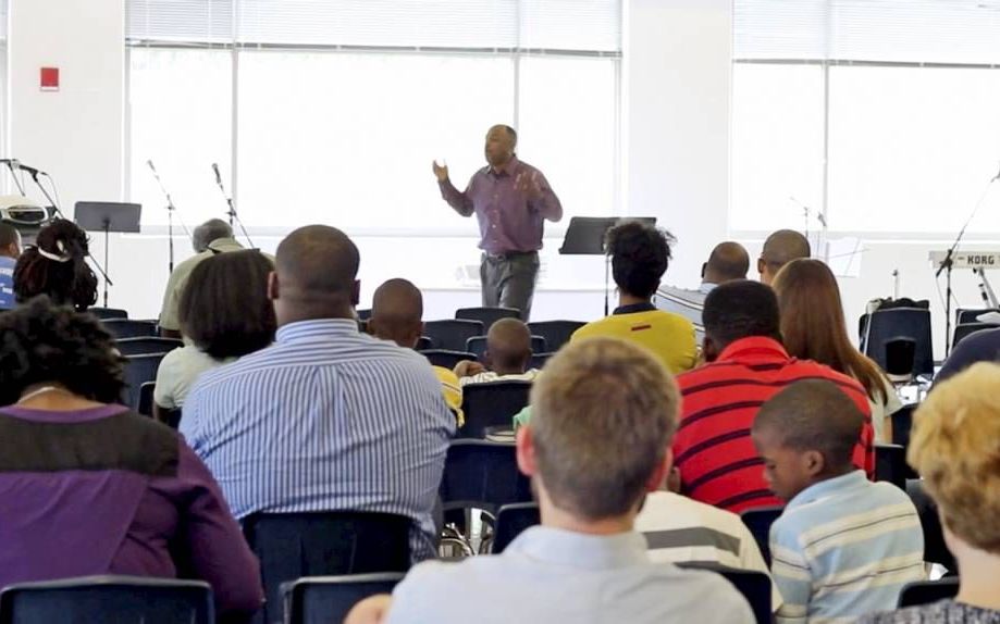 De plaats waar de East Point Church iedere zondag samenkomt, is strategisch gekozen, tussen twee verschillende wijken in.  beeld Est Point Church