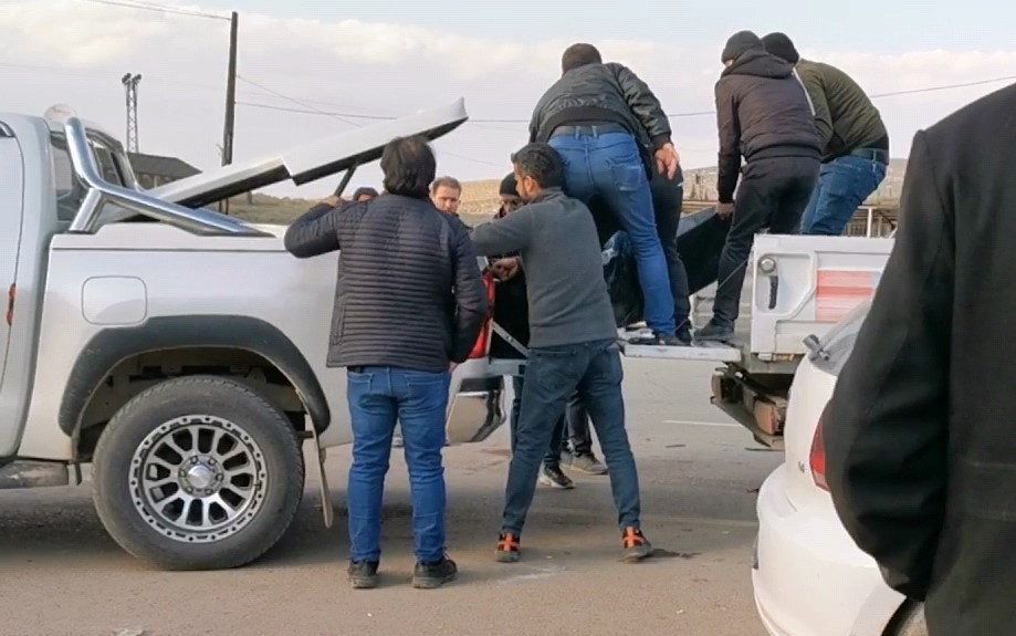 Bij de Turks-Syrische grens worden Syrische slachtoffers in lijkzakken naar hun geboortegrond gebracht. beeld Jacob Hoekman