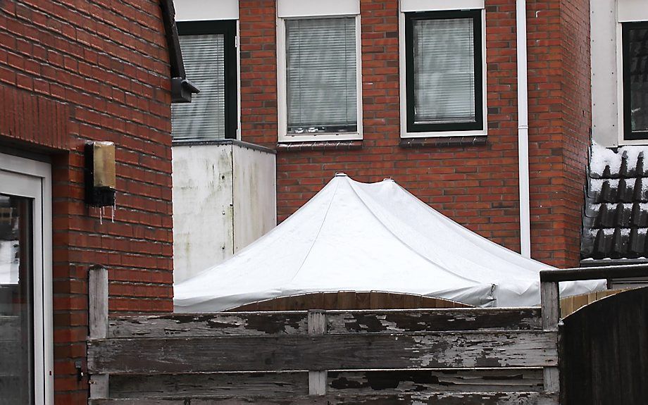 In een tuin in Kloosterburen staat een witte tent opgesteld nadat op die locatie het lichaam is gevonden van de 28-jarige Jesse van Wieren uit Leens. beeld ANP