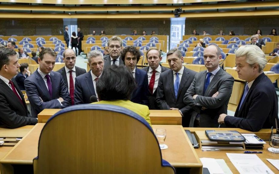 Woordvoerders in het debat over de Teevendeal overleggen met Kamervoorzitter Arib. beeld ANP