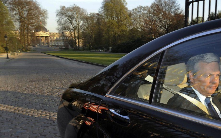 Reynders in zijn dienstauto. Foto EPA