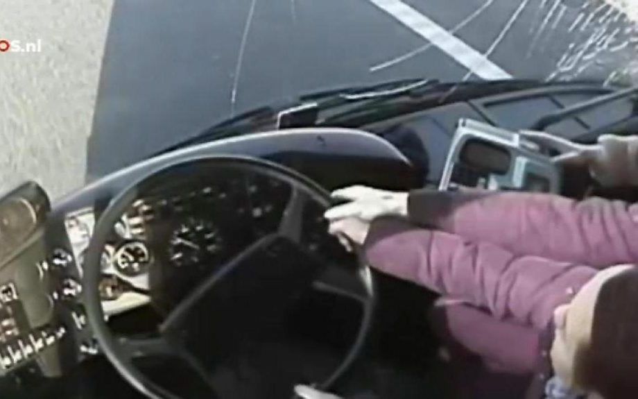 Vrouwen nemen het stuur over nadat de chauffeur onwel werd. Beeld video NOS