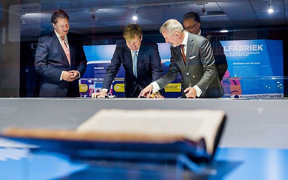 ROTTERDAM. Koning Willem-Alexander opende woensdag in de centrale bibliotheek van Rotterdam de Erasmus Experience, een interactieve expositie over de zestiende-eeuwse humanist Desiderius Erasmus. beeld ANP