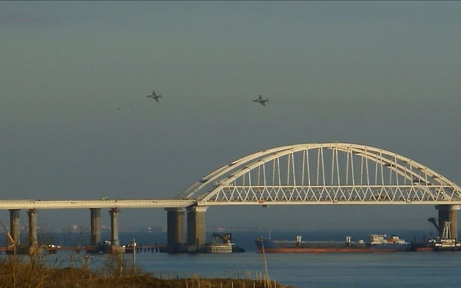 Russische straaljagers boven de Straat van Kertsj. beeld AFP