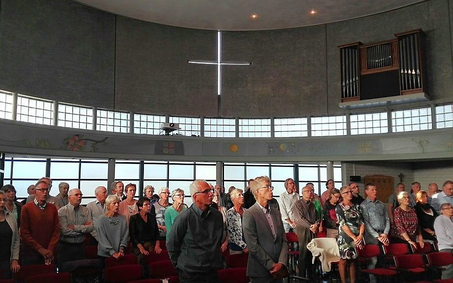 Gemeenteleden van het Kruispunt in Velserbroek zingen Psalm 130. beeld Kerk in Actie