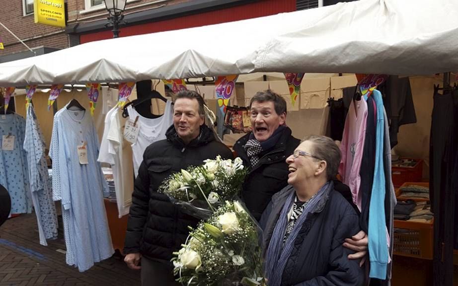 Wessel Vos (m.) staat veertig jaar op de markt in Leerdam. beeld André Bijl