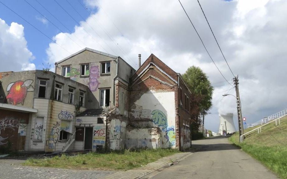 In het Vlaamse dorpje Doel, bij de Antwerpen, is een derde van de huizen is gesloopt; de rest is verkrot. beeld Jan Dirk van Scheijen