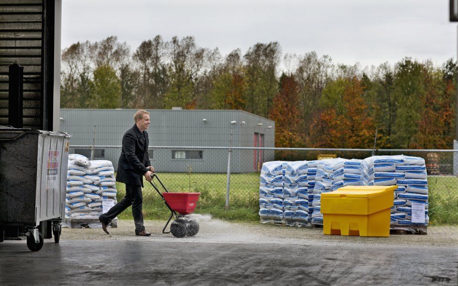 ALMERE – De winterse kou houdt Nederland in z’n greep. Danny Campion uit Almere heeft 15.000 ton strooizout ingekocht in Chili, Duitsland en Nederland. Foto Peter Strelitski