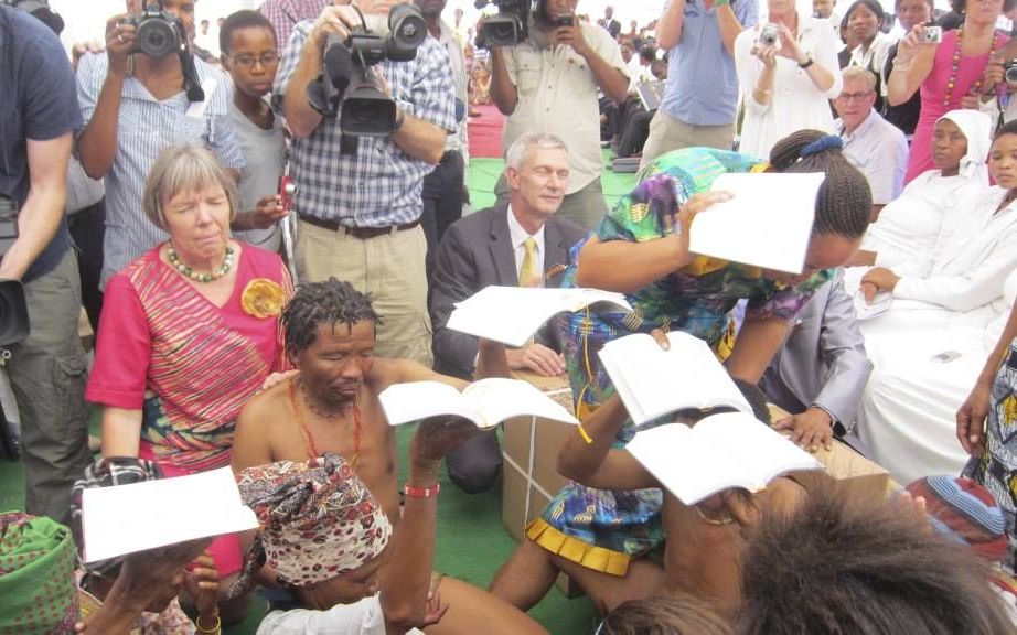 In Botswana vond zaterdag de feestelijke presentatie plaats van het Nieuwe Testament voor de Bosjesmannen. Het zendingsechtpaar Hessel en Coby Visser (foto) heeft er twintig jaar aan gewerkt. Foto CGK