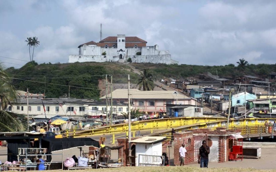 Fort Elmina in Ghana, waar de Nederlanders eeuwenlang slaven verhandelden. beeld Flickr/Tony Kalhagen