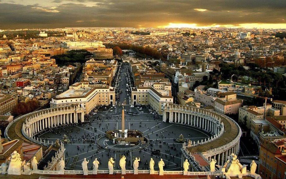 Het Sint-Pietersplein in Vaticaanstad. beeld uimages.org