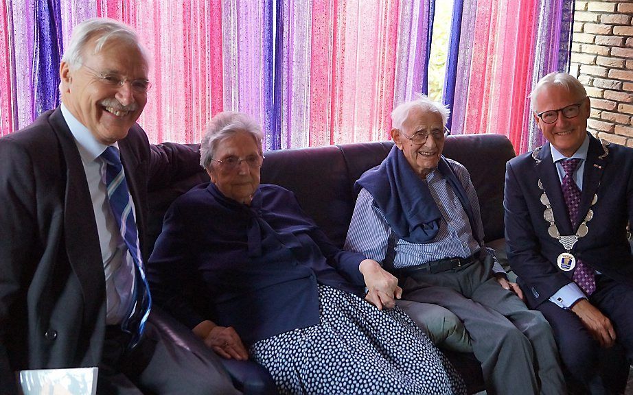 Nel (97) en Hugo (99) Plokker-Berkhout met baron Schimmelpenninck van der Oije, kamerheer van de Koning (L) en waarnemend burgemeester Lokker van Goeree-Overflakkee. beeld gemeente Goeree-Overflakkee