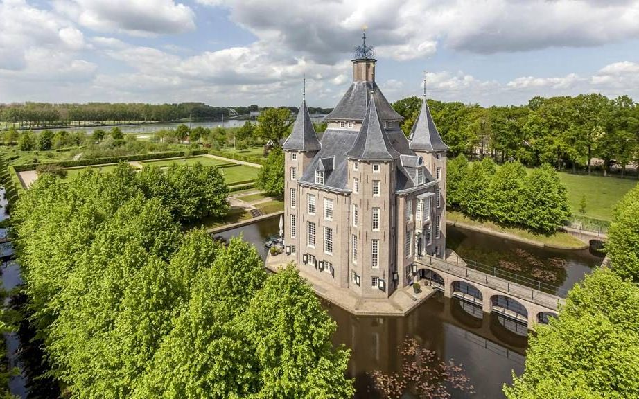 Luchtfoto van landgoed Heemstede in Houten. Door het faillissement van de voormalige eigenaar, vastgoedbedrijf Phanos, staat het te koop. Het stulpje, dat ook als woonbestemming mag worden gebruikt, moet zeker 20 miljoen euro opbrengen. beeld Colliers Int