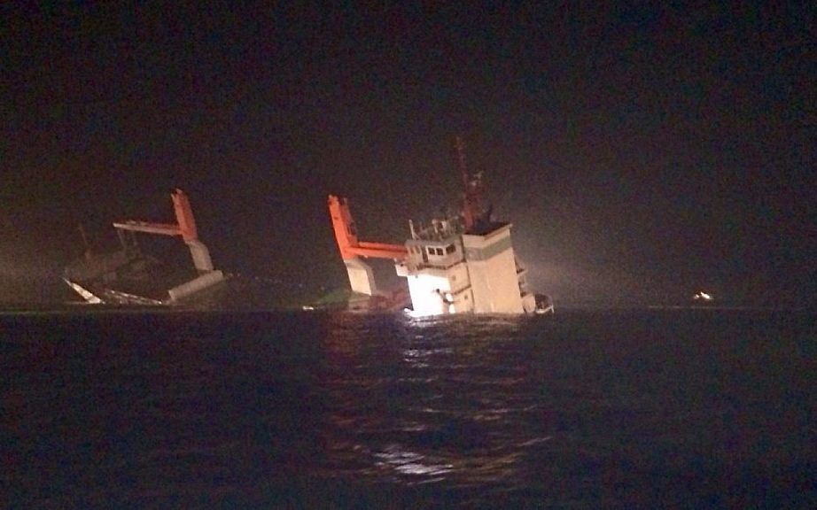 Twee zeereuzen botsten afgelopen nacht op de Noordzee op elkaar, vlak bij de Belgische kust. De twaalf opvarenden van het Nederlandse vrachtschip Flinterstar raakten te water, maar konden worden gered.  beeld ANP