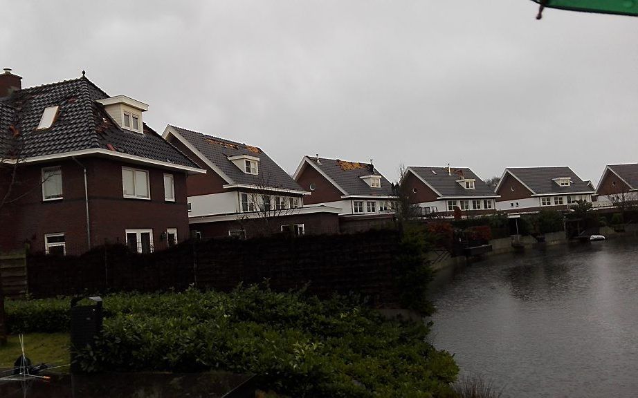 De windhoos dan wel valwind in Voorthuizen zorgde voor schade aan daken van woningen. beeld fam. Van de Beek