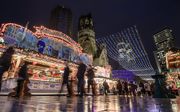 Op het plein voor de Kaiser-Wilhelm-Gedächtnis-Kirche in Berlijn is de jaarlijkse kerstmarkt weer van start gegaan. Er zijn na de aanslag van 2016 extra veiligheidsmaatregelen genomen. beeld  EPA, Clemens Bilan