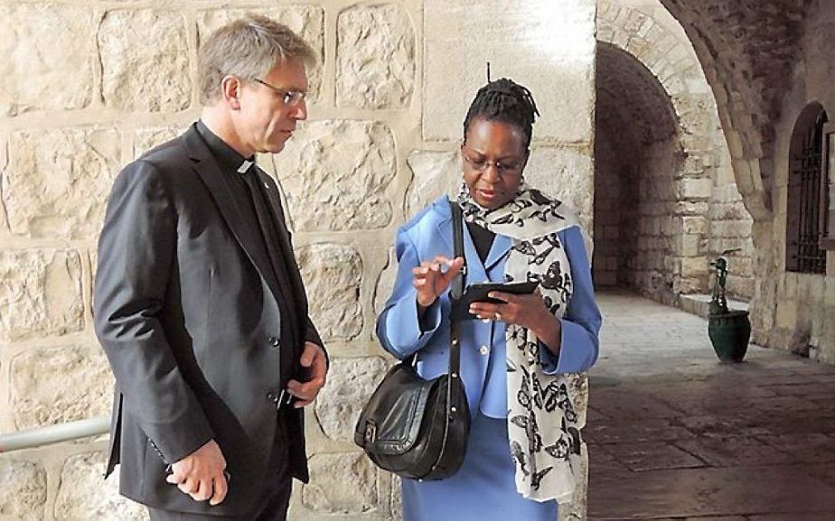 Prof. Dr. Isabel Apawo Phiri (r.) met de algemeen-secretaris van de Wereldraad van Kerken (WCC) dr. Olav Fykse Tveit. beeld WCC, Marianne Ejdersten