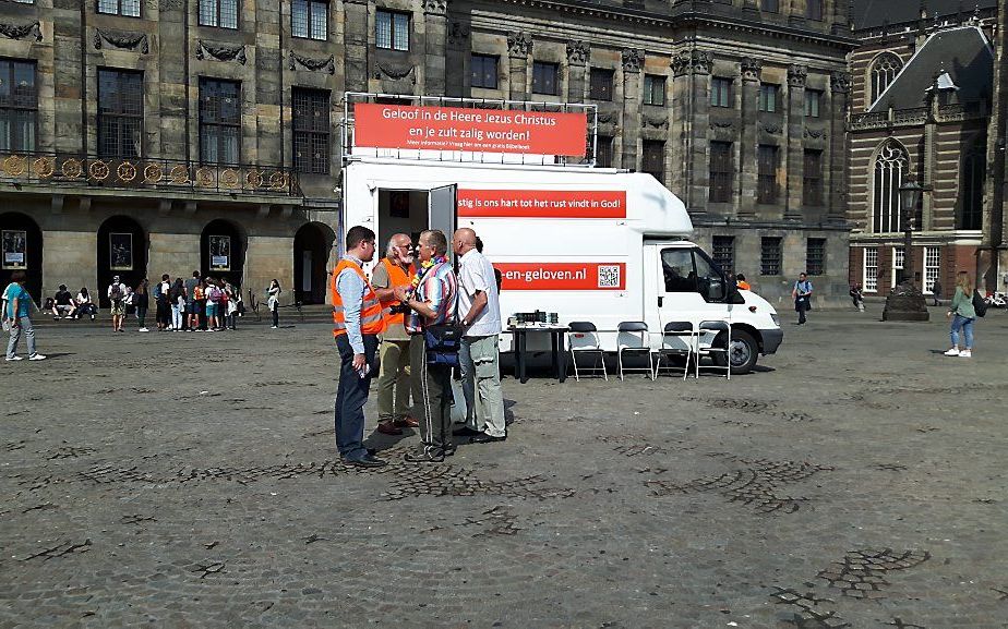 In gesprek op de Dam in Amsterdam. beeld Marja Liefting