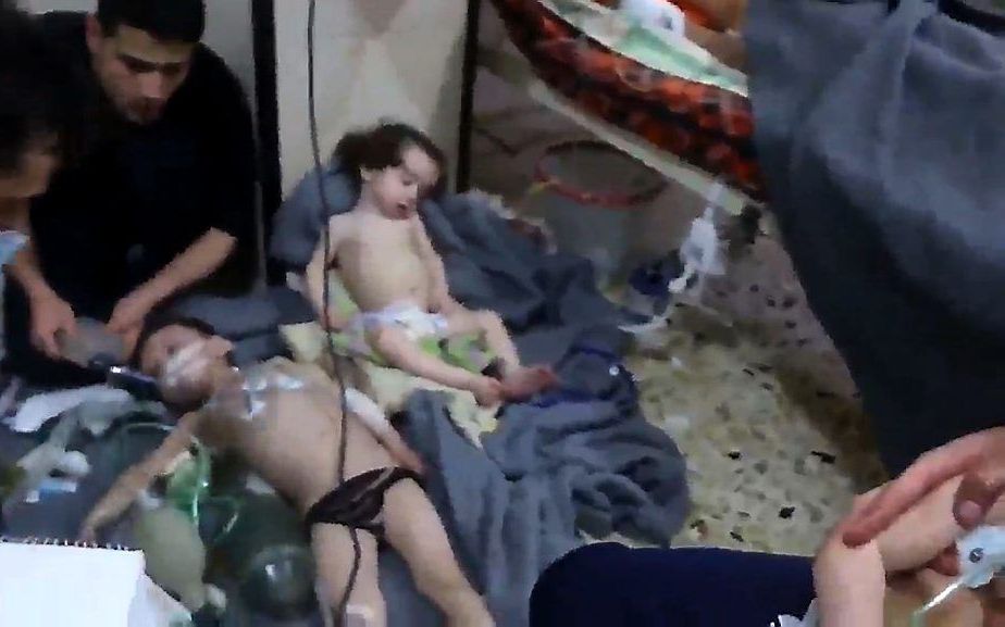 Still uit video van Syrische oppositie waarop kinderen te zien die worden behandeld na een aanval op Douma, april 2018. Het OPCW bevestigde vrijdag dat er daarbij chloorgas is gebruikt. beeld AFP, Syria Civil Defence