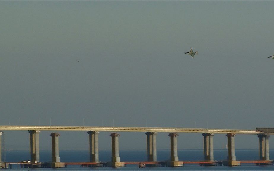 Russische gevechtsvliegtuigen patrouilleren boven de brug die het Russische vasteland met de Krim verbindt. beeld AFP, Kerch Info