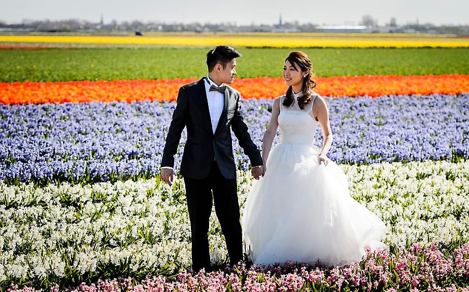 Een bruidspaar in de Keukenhof. beeld ANP