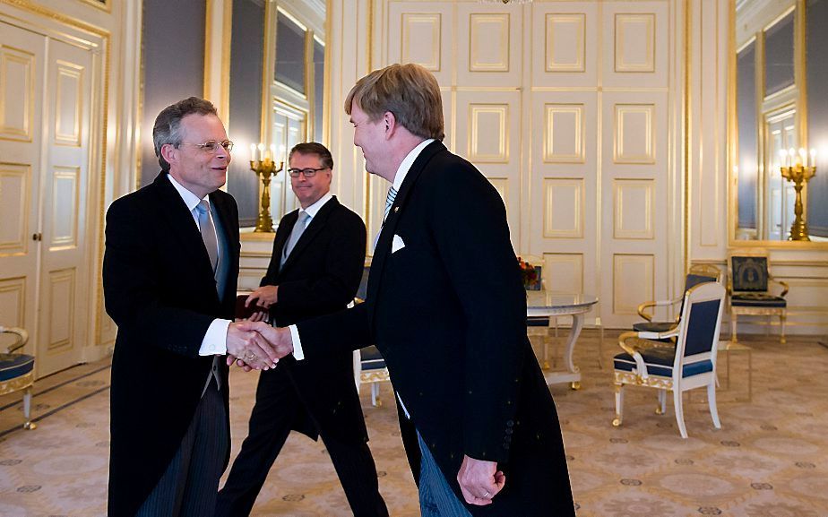 Lodewijk Valk (l.) en koning Willem-Alexander na de beëidiging op Paleis Noordeinde. beeld ANP Pool Royal Images, Frank van Beek