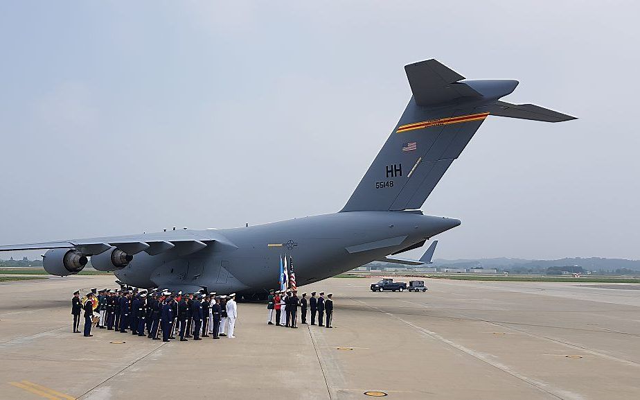 Het stoffelijk overschot van zo’n 50 Amerikaanse militairen is met dit vliegtuig vervoerd. beeld EPA