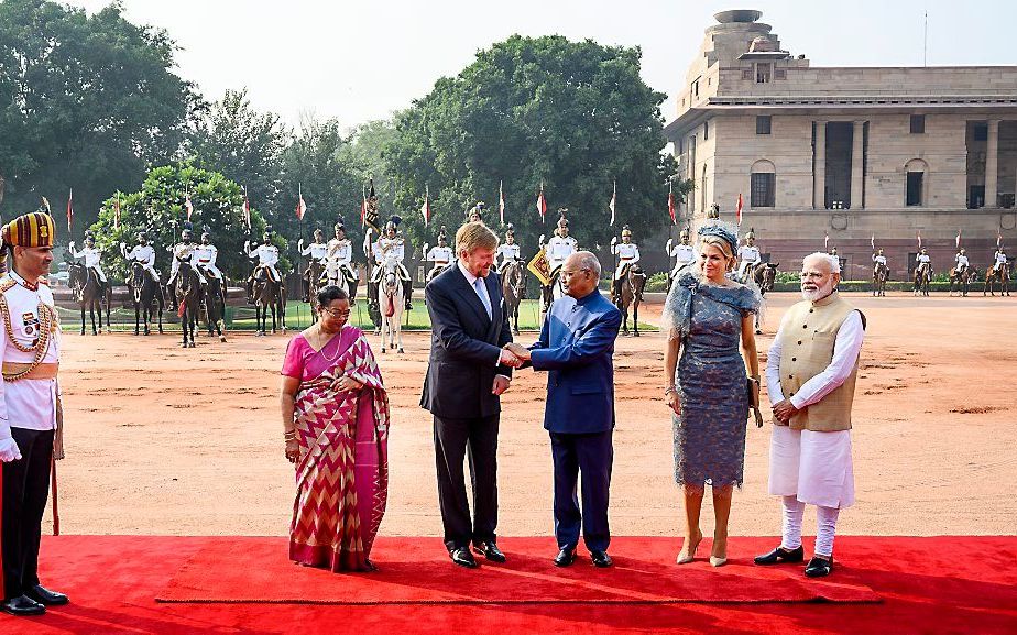 Koning Willem-Alexander en koningin Maxima worden op het presidentieel paleis ontvangen door president Ram Nath Kovind zijn echtgenote Savita Kovind en minister-president Narendra Modi (r). beeld ANP