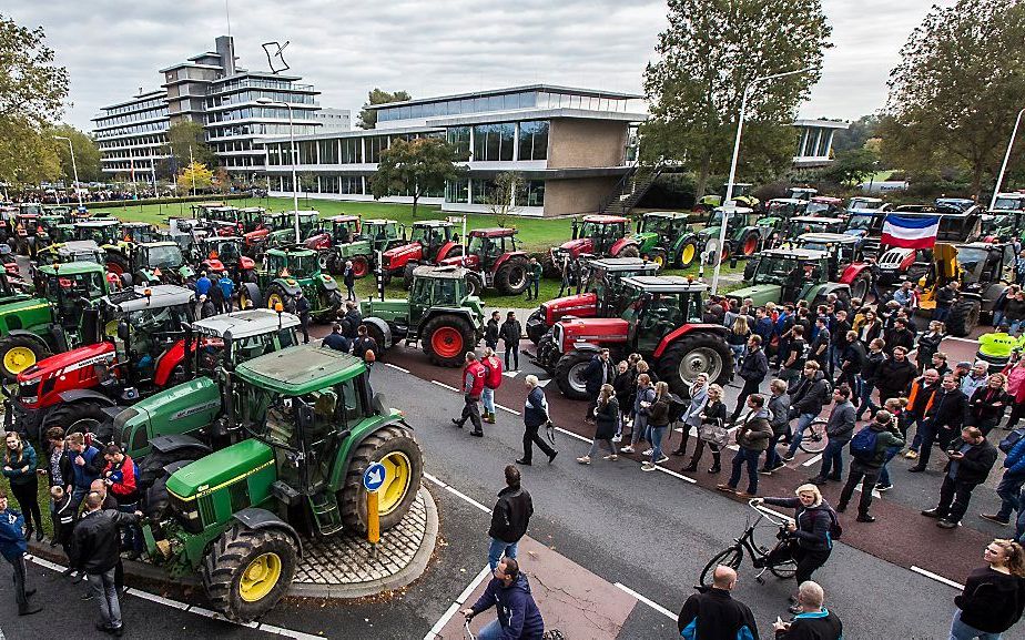 Protest bij provinciehuis Overijssel. beeld ANP