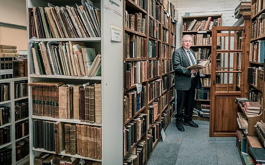 Govert Kool in zijn antiquariaat in Ederveen. beeld Sjaak Verboom