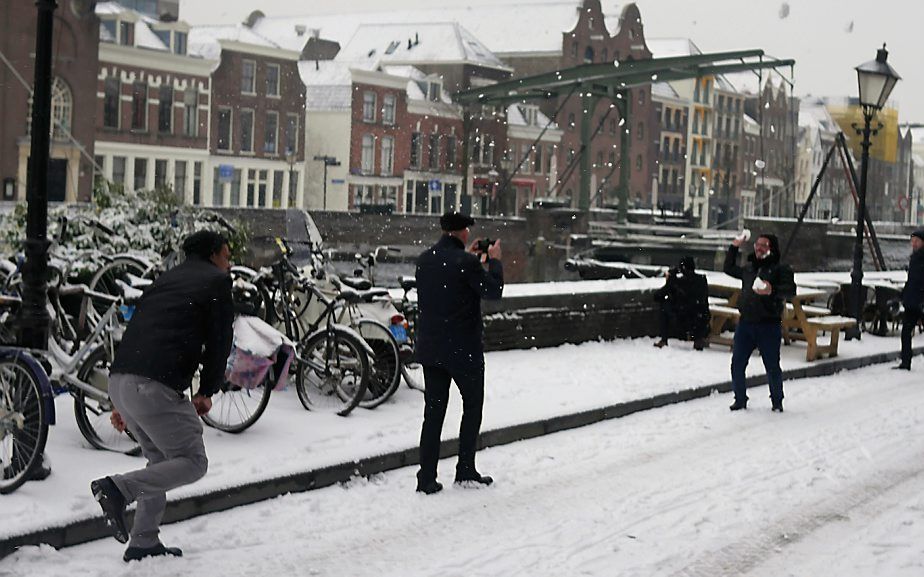 Bij de Pelgrimvaderskerk in Rotterdam onderbraken de predikanten hun programma voor een spontaan sneeuwballengevecht. beeld Willem J. de Wit