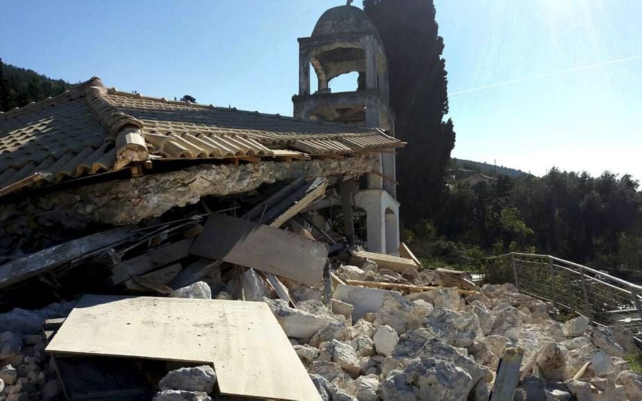 ATHANI. Een aardbeving met een kracht van 6,1 heeft gisteren op het Griekse eiland Lefkada aan zeker twee mensen het leven gekost en schade veroorzaakt aan gebouwen en wegen. In het dorp Athani verwoestte de beving de plaatselijke kerk. Het epicentrum lag