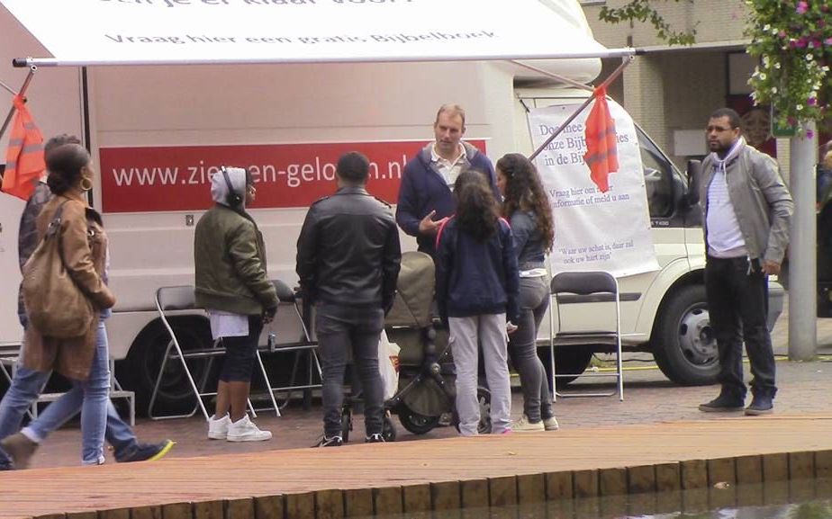 Evangelist Jan-Dirk Liefting in gesprek met bewoners van de Amsterdamse Bijlmer. beeld Stichting Evangelisatie Sjofar