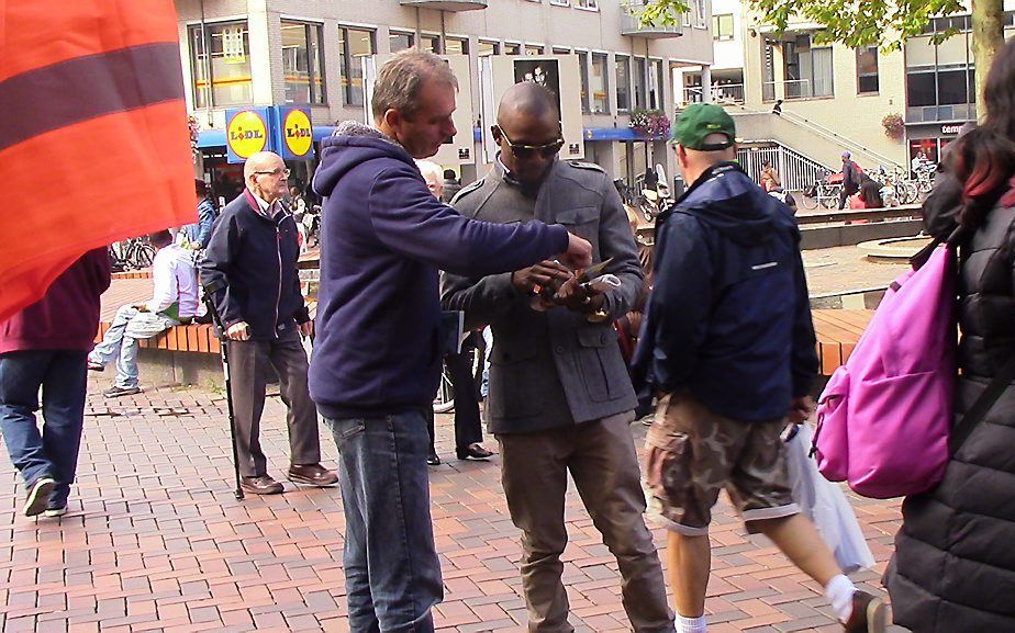 Evangelist Dirk-Jan Liefting in gesprek met een bewoner van de Bijlmer in Amsterdam-Zuidoost. beeld Stichting Evangelisatie Sjofar