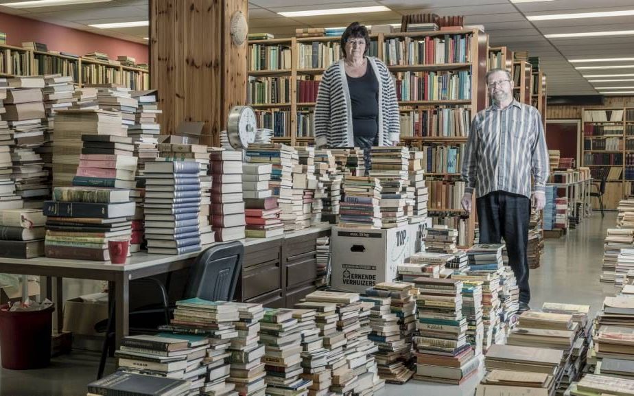 VLAARDINGEN. Antiquaar Henk Müller in de kelderetage van een kantoorpand waar ruim 1 miljoen boeken zijn opgeslagen. beeld Sjaak Verboom