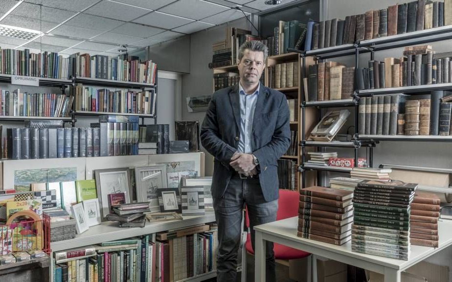 NIEUW-BEIJERLAND. Pleun-Jan Heistek van Boekenstek in Nieuw-Beijerland: „Ik verstuur boeken van Gray en Boston naar Brabant en kom in aanraking met Belgen die oudvaders lezen.” beeld Sjaak Verboom