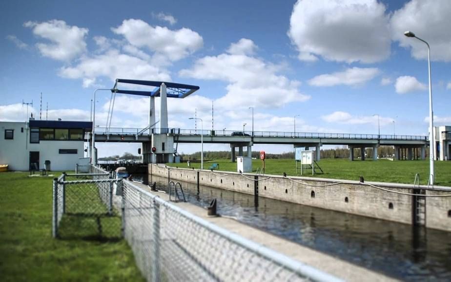 De Nijkerkerbrug bij Nijkerk verbindt Gelderland met de Flevopolders. Rijkswaterstaat probeert een nieuwe aanbestedingsprocedure uit, waarbij samenwerking tussen opdrachtgever en -nemer het belangrijkste is. beeld YouTube