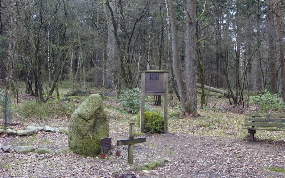 Gedenktekens in Kamp Erika. In 2017 moet er een nieuw monument zijn. beeld Harry Woertink