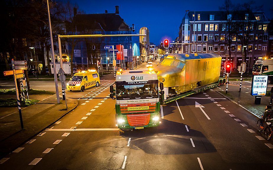 Op het Domplein in Utrecht is gisteravond een replica van een trein neergezet.  Foto Museumvereniging